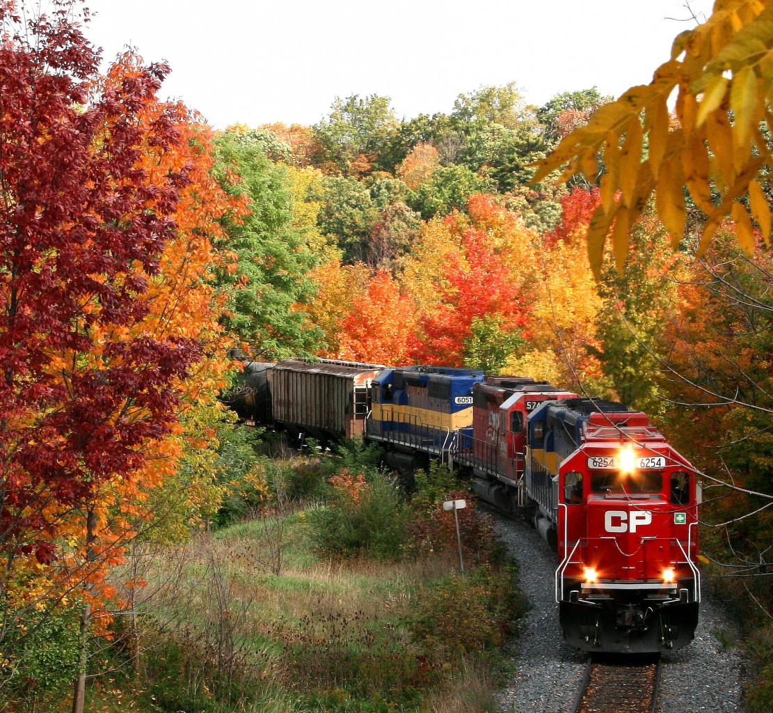 Only 6 or 7 weeks - and we will be into scenes like this....the Tuesday morning after Thanksgiving 2012...a southbound Ethanol 640 ( now runs as 646 ) works it's way down the escarpment at MP 64; from the bridge on Thomson Road.