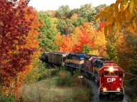 Only 6 or 7 weeks - and we will be into scenes like this....the Tuesday morning after Thanksgiving 2012...a southbound Ethanol 640 ( now runs as 646 ) works it's way down the escarpment at MP 64; from the bridge on Thomson Road.