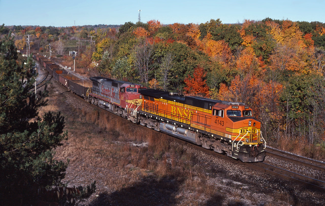 With fall colours at their peak, BNSF 4143 and BNSF 923 guide train 394 off the Dundas Sub on a beautiful fall morning.