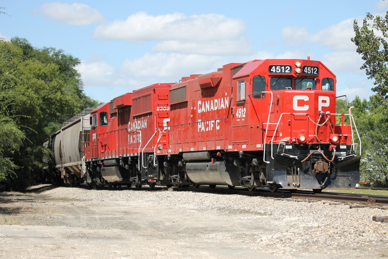Canadian Pacific Geeps 4512 & 2308 switch railcars at the Bunge Canola plant in Altona.