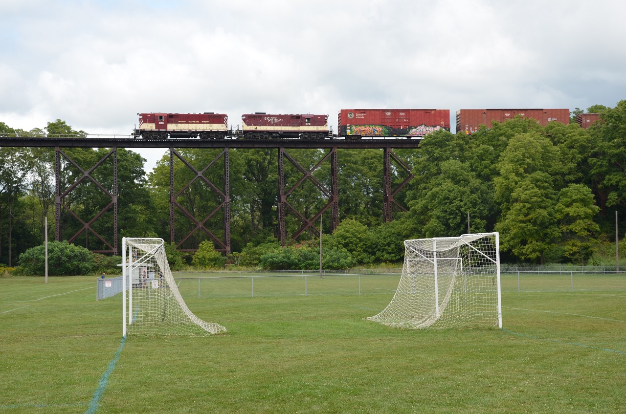A pair of somewhat matching high hood GP7s pause on the Kettle Creek bridge. I was hoping for OSRX 6508 but I won't complain!