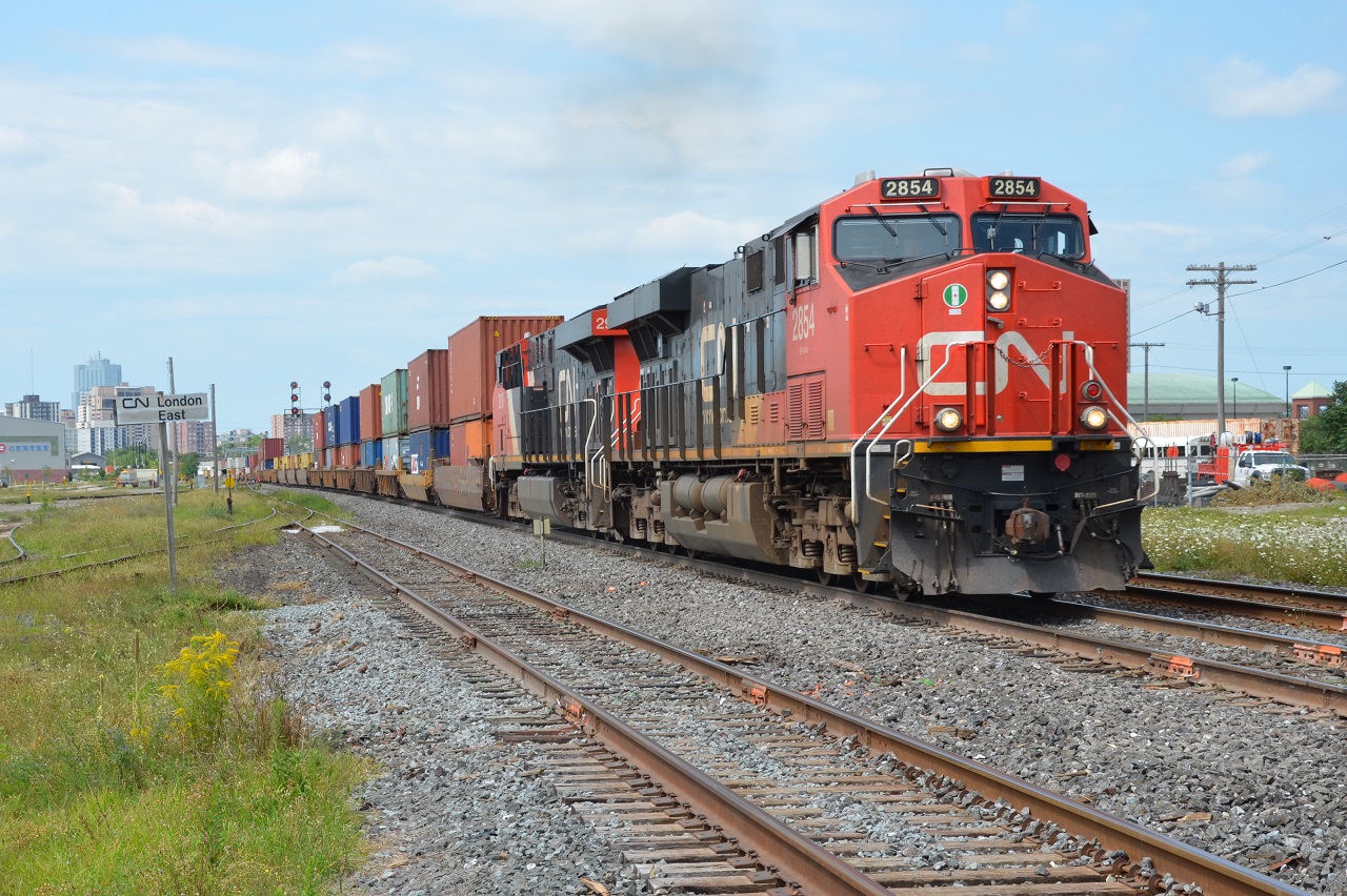 Typical CN power leads a rather later EB intermodal train through London. However, it is not as late as CN L509 which returned to London around 4pm compared to 11am on average.