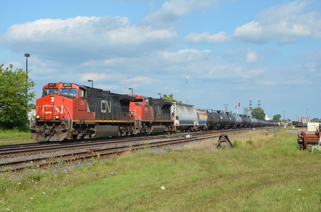 Brand new ET44AC 3004 arrived in Port Robinson on CN M330 the day before trailing so it should be leading CN M331 today... nope! It went to Toronto on CN A422 of course.
