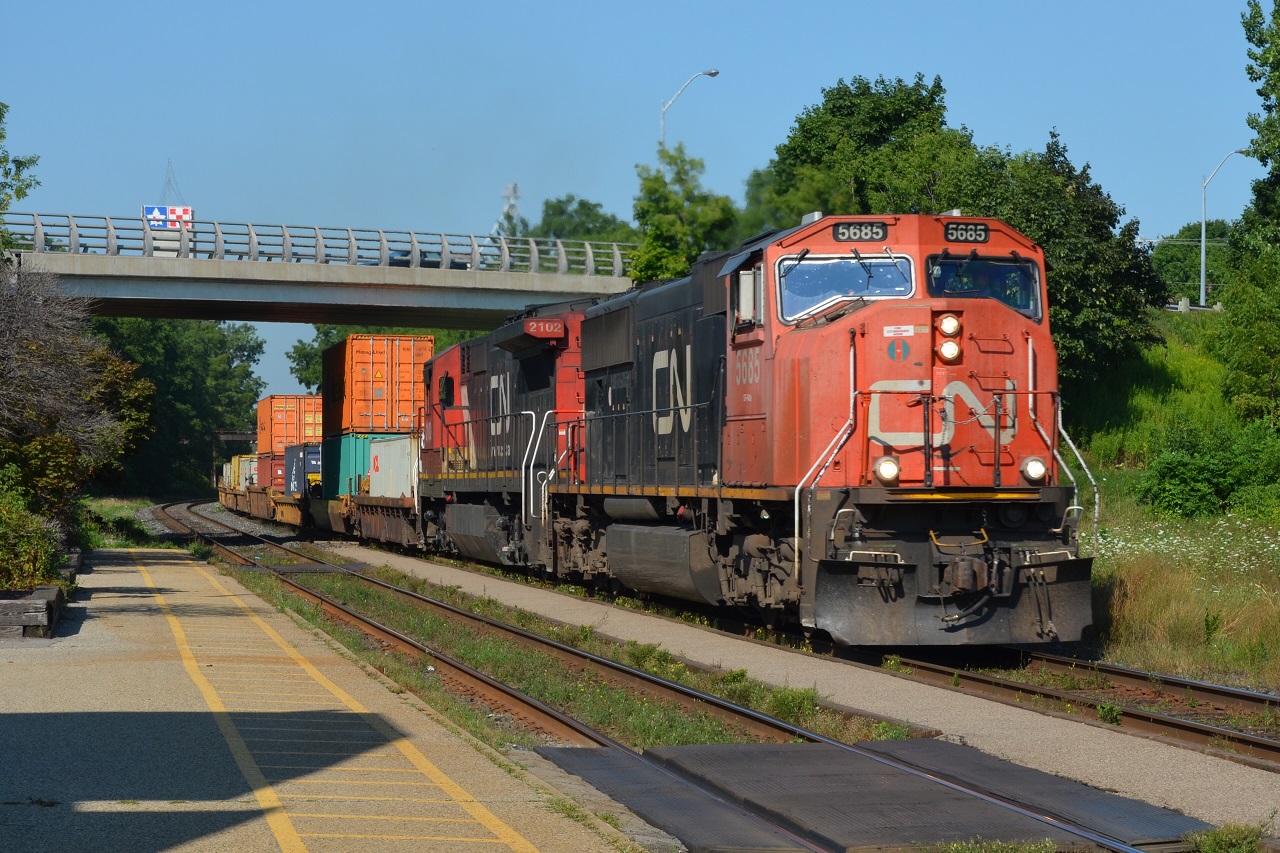 Q148 flies through Woodstock with a nice set of classic power on the North track.