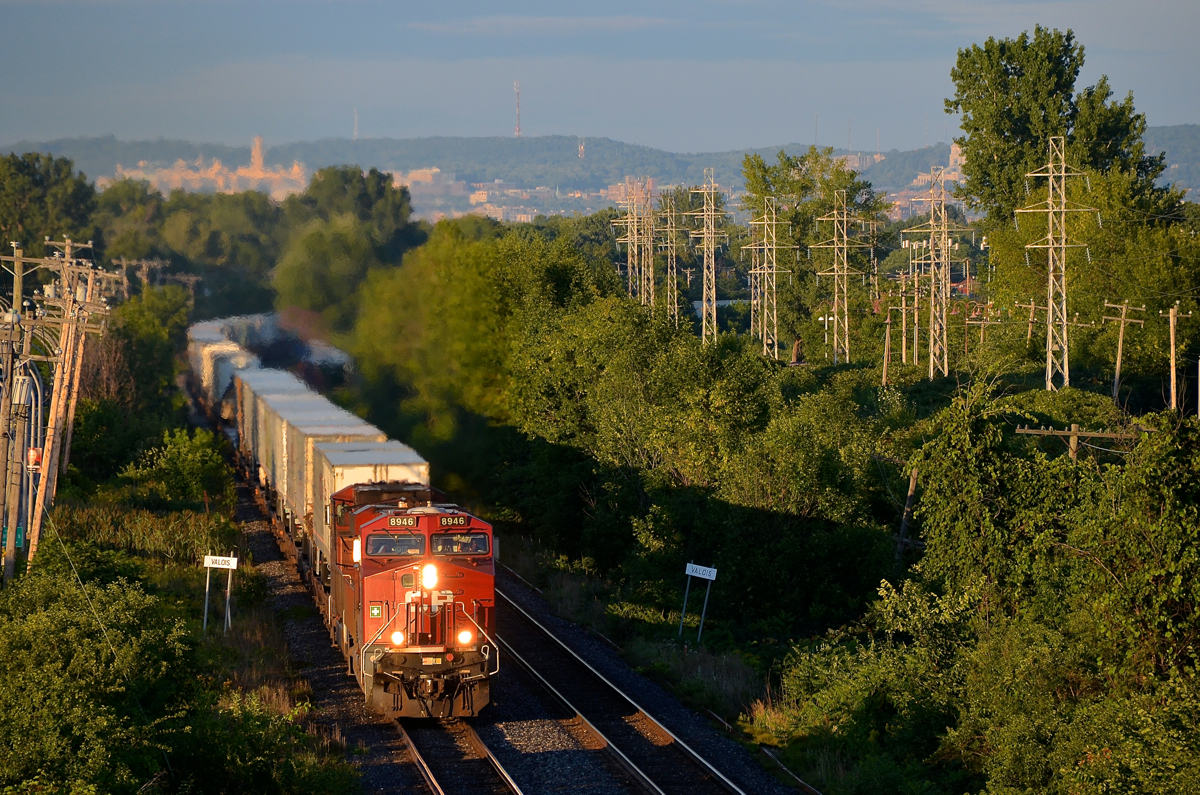 That sweet evening light. CP 133 (the westbound Expressway) has CP 8946 and CP 9633 for power as it passes through Pointe-Claire during some nice evening light.