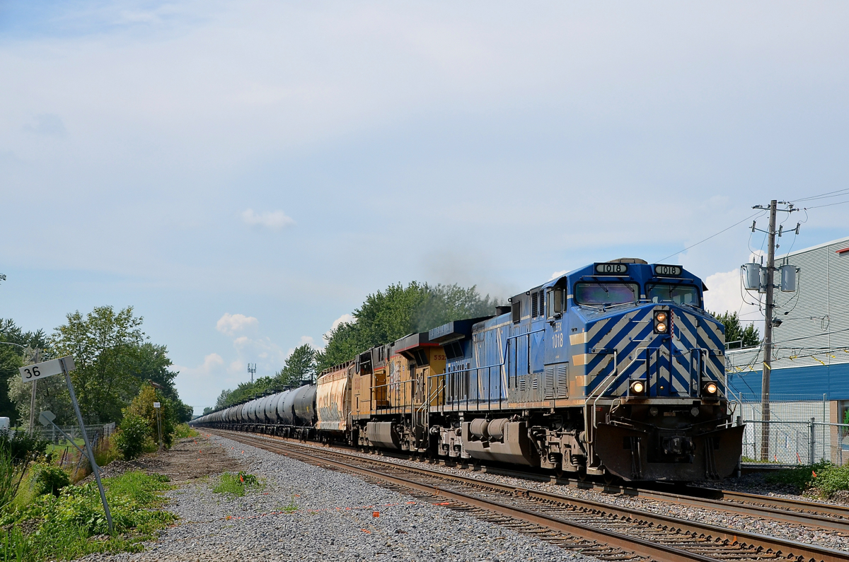 I was at Exporail today for their model train weekend, but snuck out to a nearby crossing to wait for a CP 550 with a CEFX-UP combo for power. Here CEFX 1018 and UP 5522 lead a loaded oil train bound for Albany past MP 36 of CP's Adirondack sub.
