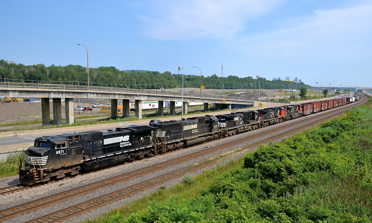 CN 529 has 3 NS & 2 CN units (NS 9571, NS 2538, NS 9634, IC 2714 & CN 8862) as it approaches Turcot West in Montreal