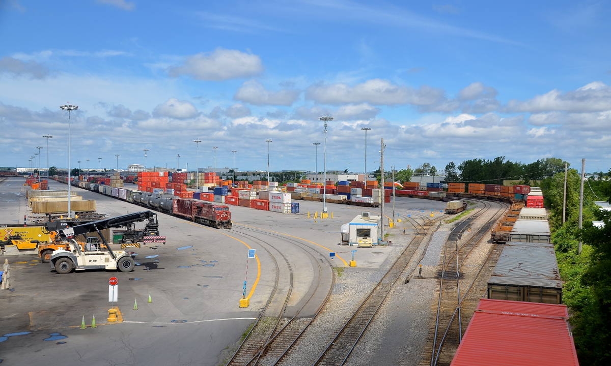 CP 112 at left is entering Lachine IMS yard with CP 8780 at the head end as CP 119 at far right leaves after doing a lift.