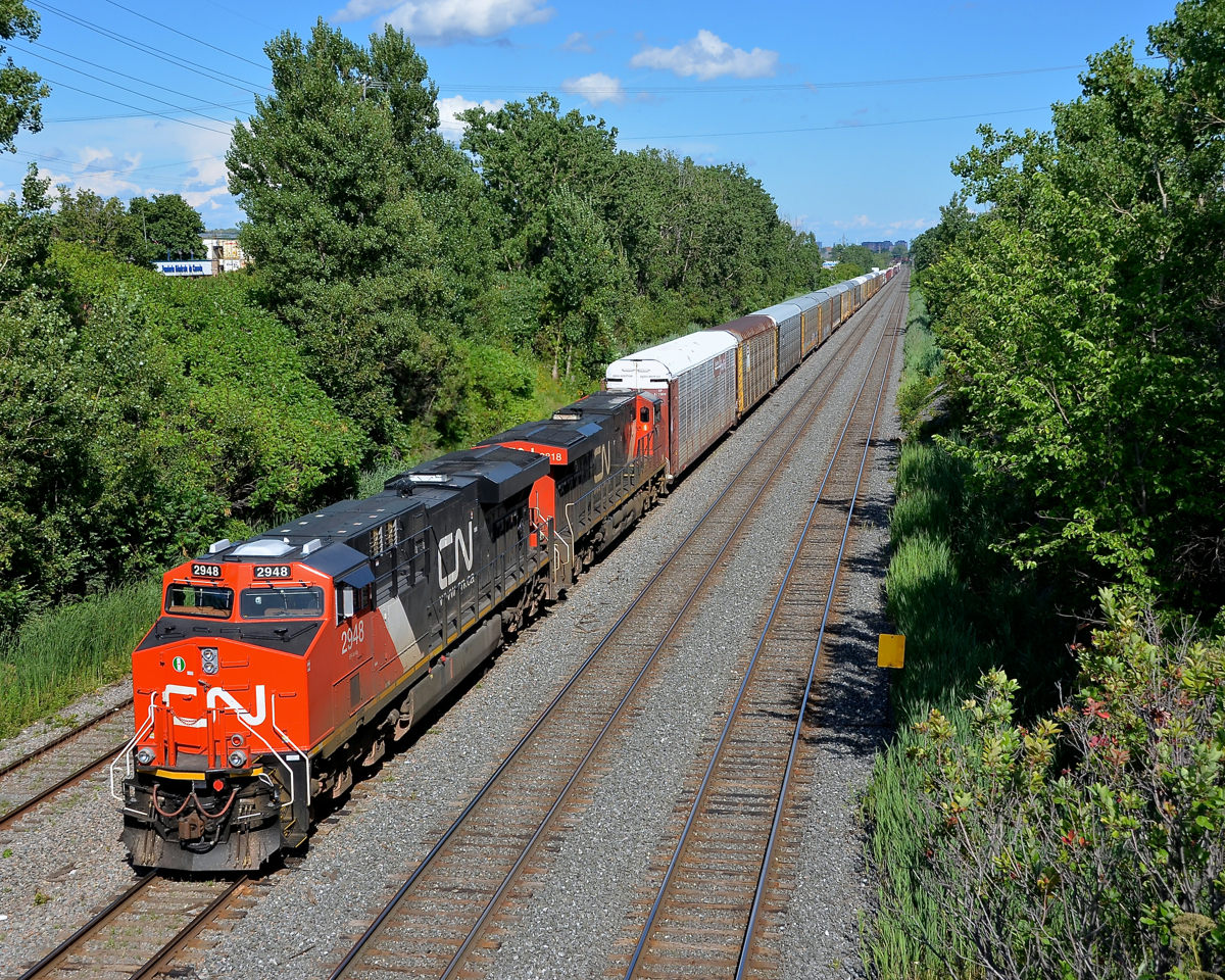 CN 401 has a pair of ES44AC's with a relatively new leader (CN 2948 & CN 2818) as it approaches Taschereau yard.