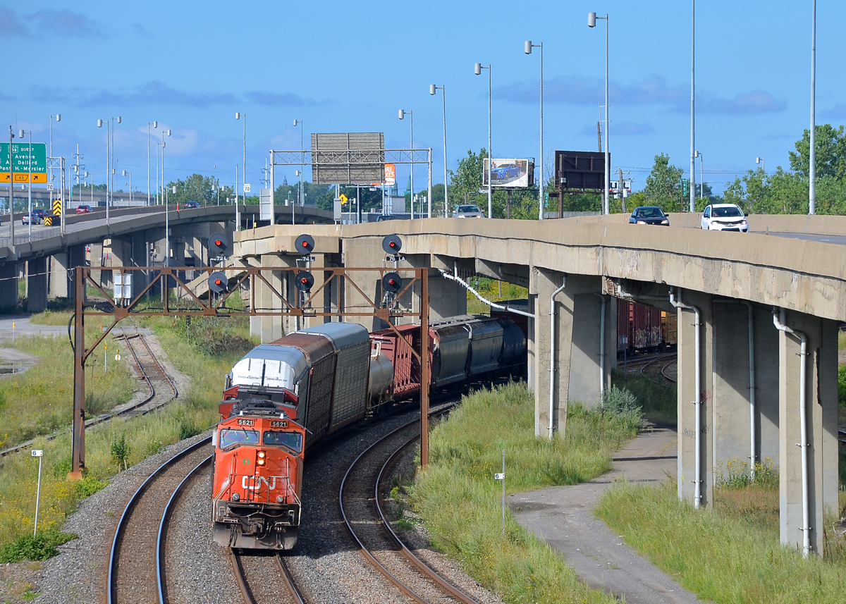 CN 5621 & CN 2592 lead CN X310 through Turcot West, with 552 axles total. It is passing MP 6 of the CN Montreal sub.