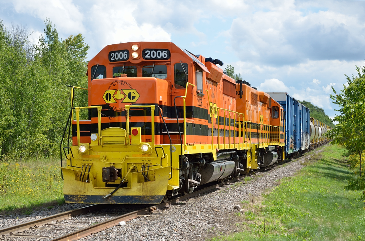 Two clean Quebec Gatineau units power the Thurso turn westward under sunny August skies.