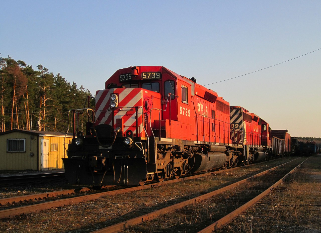 Outposting. Not something you see too often during the current management regime. Back in 2012 this pair of units was working a rail train and would tie up at Midhurst. Not much happens at Midhurst any more apart from OCS gondolas or an occasional bad order set out.