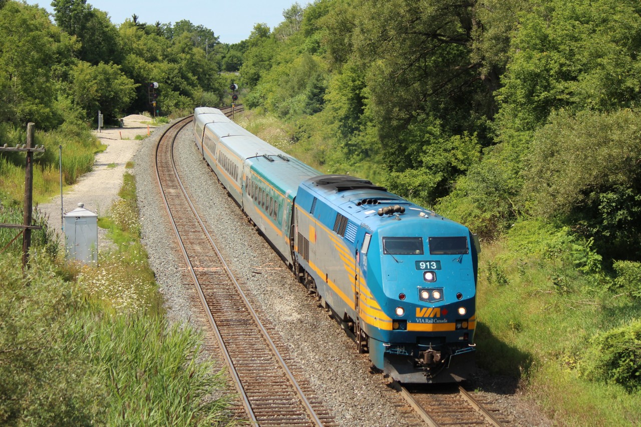 Via 913 rounds the bend and passes MM9 on the Dundas sub, on its way under the Inkster Rd bridge.