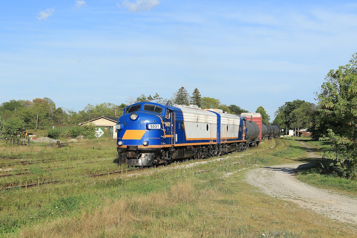 1401 and 1400 lead today's train into the yard at St Thomas where they will interchange traffic with CN.