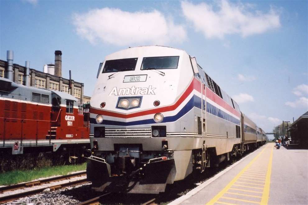 Going back in time over ten years ago, we see the "International," a VIA train with Amtrak equipment. I forgot the train symbol for this train but it used to run around the same time as VIA 85, which I believe replaced this train. Here we see it without double-deck Superliner cars, which appeared often in 2004, the year this train was abolished. Now, this is open to a discussion...