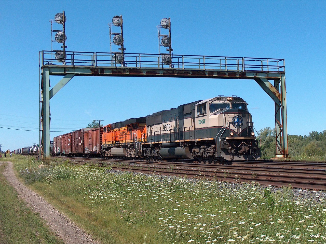 More 2006 CN FPON. BN "cream and green" BNSF 9508 leads a fairly new BNSF GEVO (at the time) eastbound towards Toronto. I cannot recall the train symbol but it was likely CN 394 as this often had BNSF-only power. You can see some other railfanners to the left in the distance.