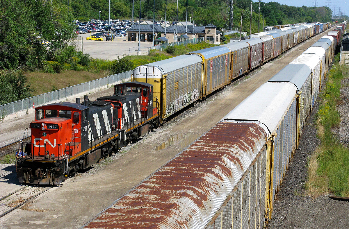 L55431 10 arriving at Aldershot from Oakvile with CN 1437 - CN 1444 leading the way
