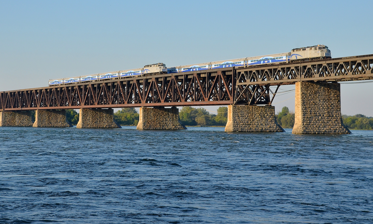 I'm seeing double! I was set up to shoot AMT 84 (on the closest track to me with RBRX 18531 leading) crossing the St-Lawrence river towards Montreal, and as luck would have it, a deadhead move towards the south shore was passing at the same time (with AMT 1342 pushing an identical consist on the next track over).