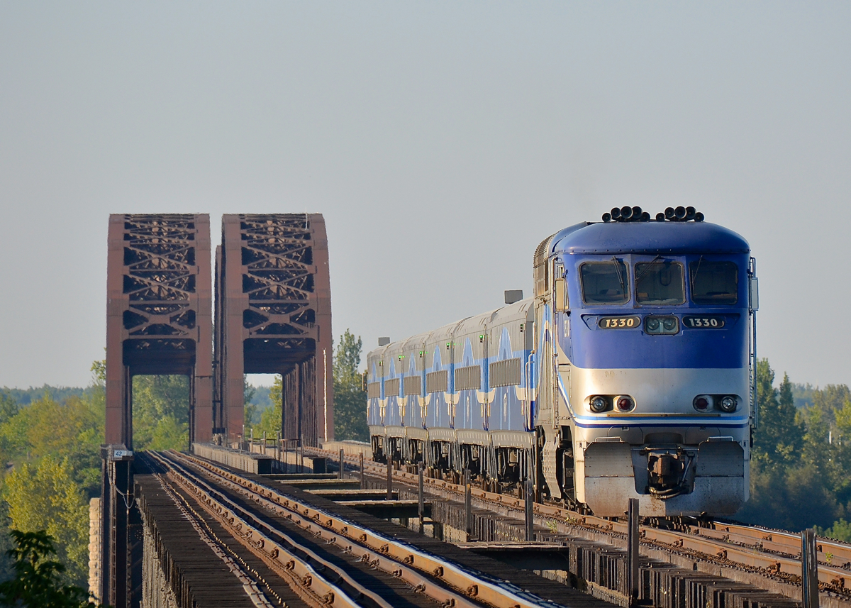 AMT 1330 pushes a deadhead move over the St-Lawrence river, towards the south shore of Montreal.