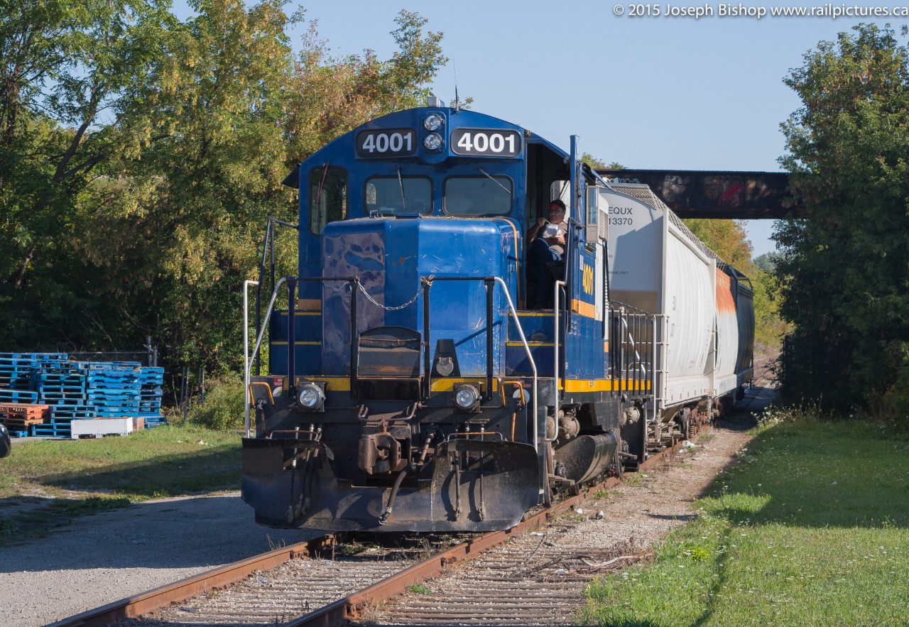 RLHH 496 sits at Brant Foods waiting on their clearance back onto the Dundas Sub from the Burford Spur with the latest addition to the SOR roster, RLK 4001.  4001 came from the GEXR and this was its first time running the Burford Spur on 496.