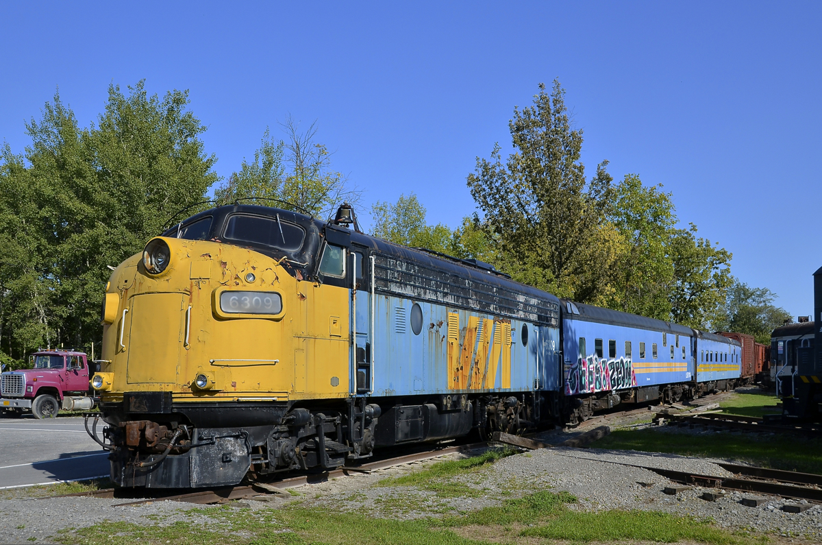 Blue fleet together. FP9A VIA 6309 is now coupled to a pair of matching VIA Rail 'blue fleet' cars at Exporail.