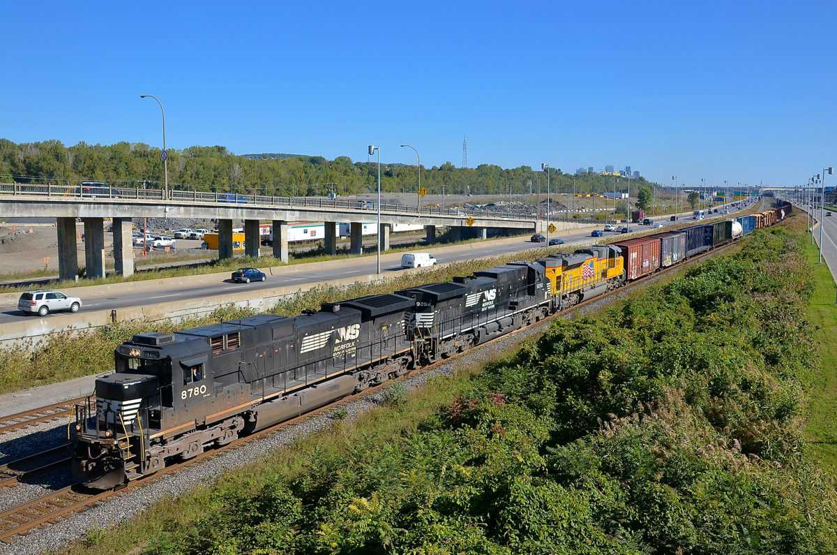 A nice lashup is leading CN 529 towards Taschereau Yard as it approaches Turcot West on the south track of the Montreal sub. Lashup is NS 8780, NS 9292 & UP 8787. While NS power is the norm on this train, UP power is on the rare side.