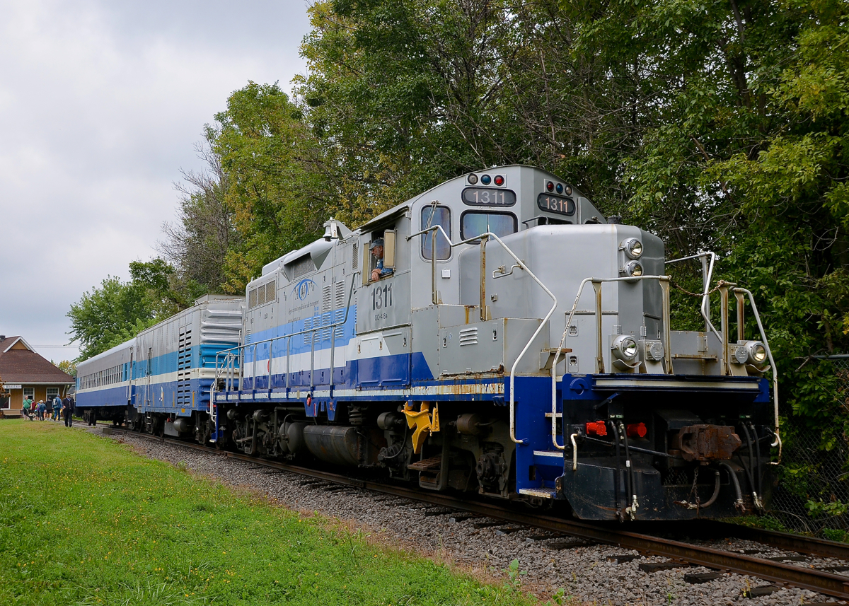 A 100% AMT consist for diesel weekend. Exporail's excursion train is stopped in front of the Des Bouleaux station with an all-AMT consist for the first time (GP9 AMT 1311, generator car AMT 603 and coach AMT 827).
