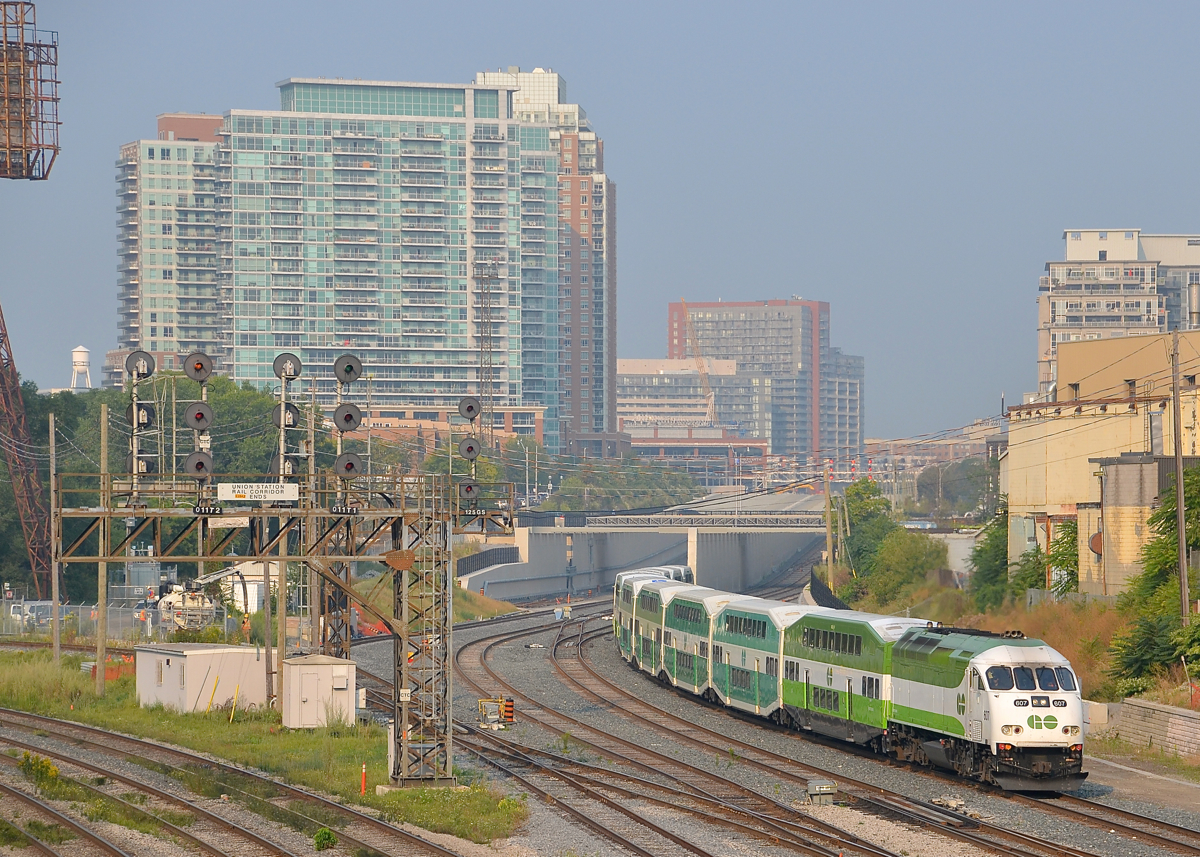 Repainted power and first car. GOT 607 leads an inbound train towards Union Station on a sunny morning. Both the power and first car have been repainted.