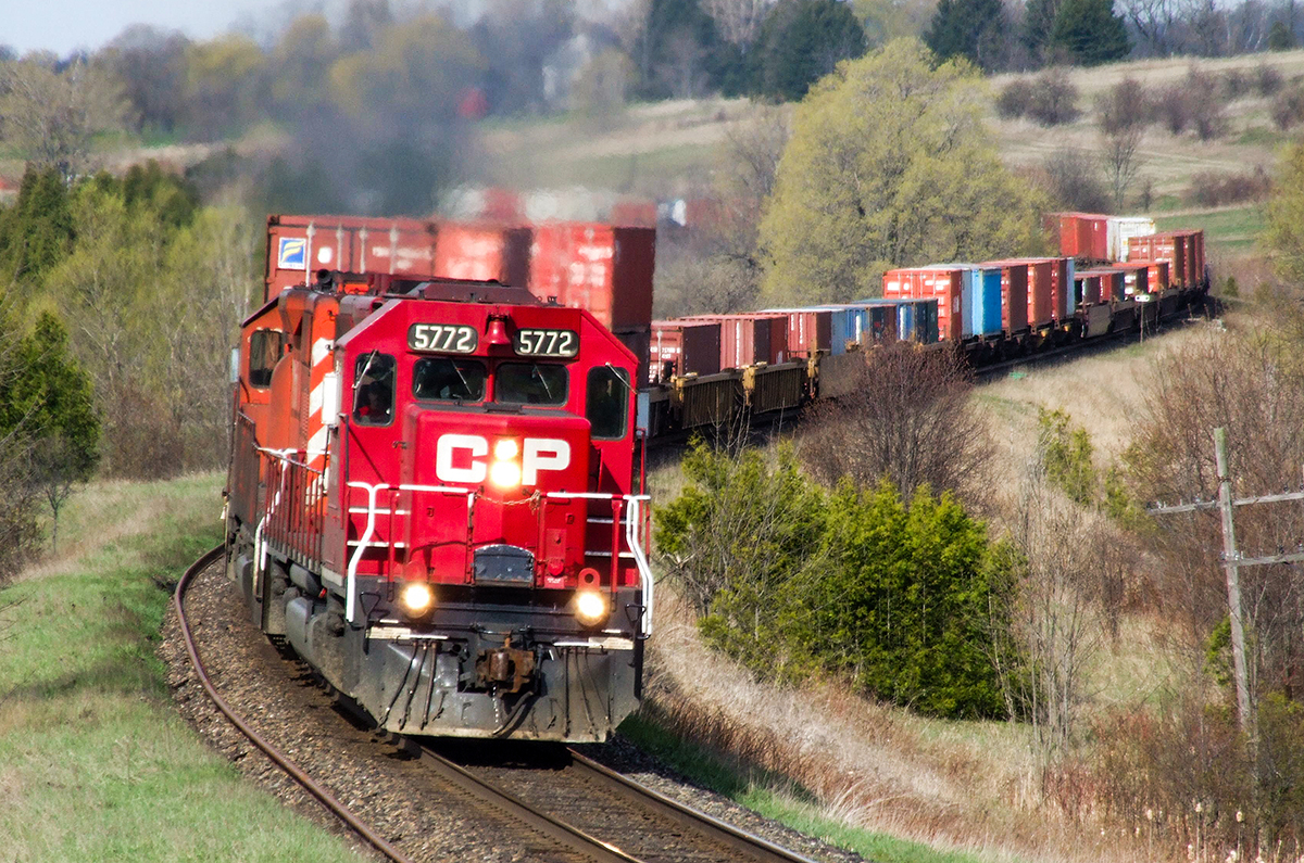 CP SD40-2s 5772 and 5674 hustle Detroit ConTerm, MI - Montreal IMS, PQ train 158-30 eastward around the "S" curve at Newtonville on CP's Belleville Sub.
