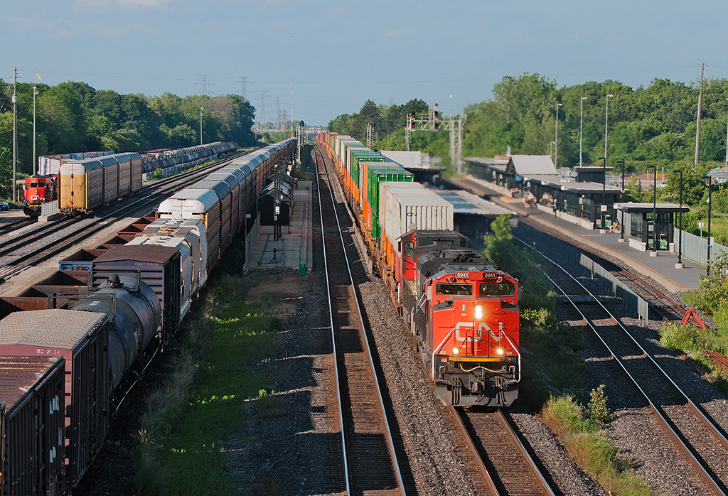 With the economy slowing down, trains have been either getting cut or getting somewhat shorter, and rail yards a bit empty. CN 149 rolls down track two by Aldershot with 9,007 ft on the drawbar bound for Chicago. Off to the left, CN 551 is parked for lunch down towards the lower yard.