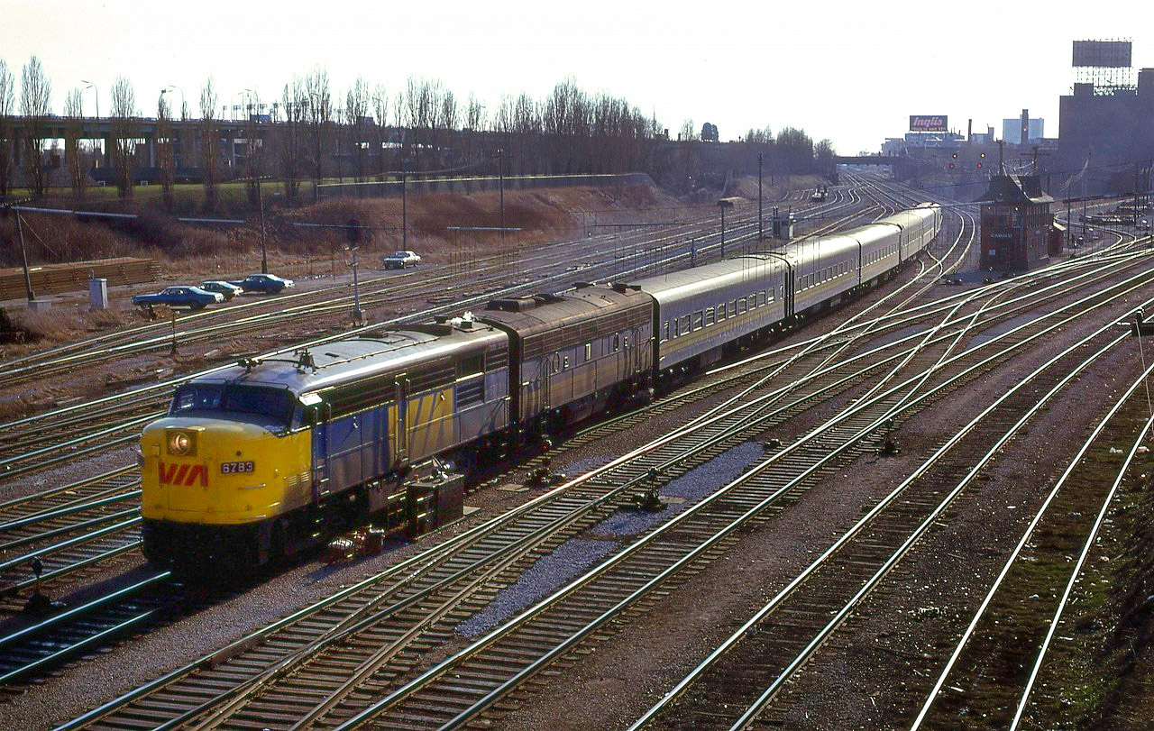 A relatively short eastbound VIA train from the Dundas Sub is a minute or two from arriving at TUS.
Note the mixed motive power.
The grassy area above the lead unit is Fort York.