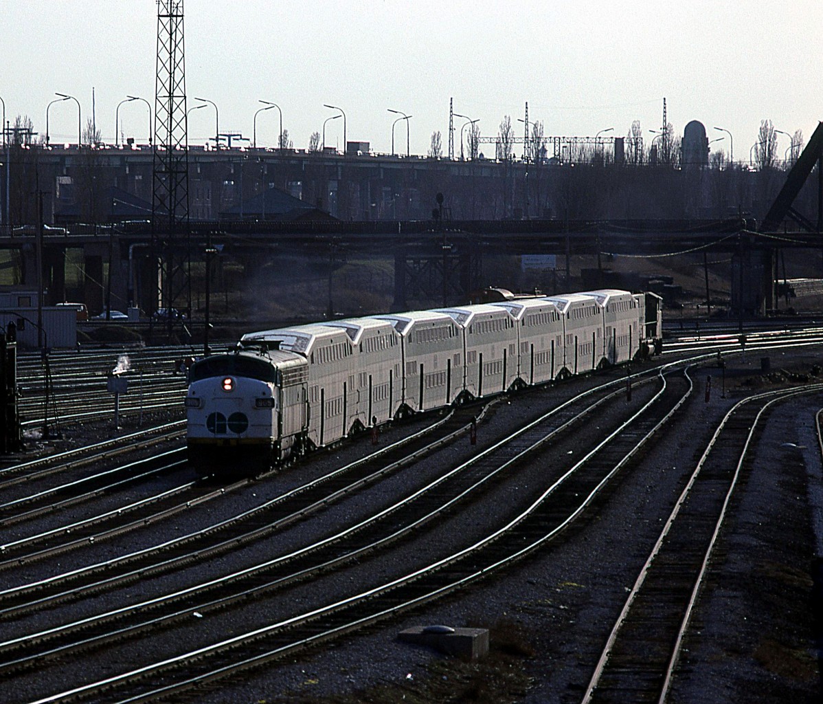 At 1726 hrs, 905 leads a GO train eastward to TUS.
Bathrust St bridge and the QEW are seen in the background.
All the tracks to the left of 905 are for the Coach Yard and the leads to the Spadina Shops.