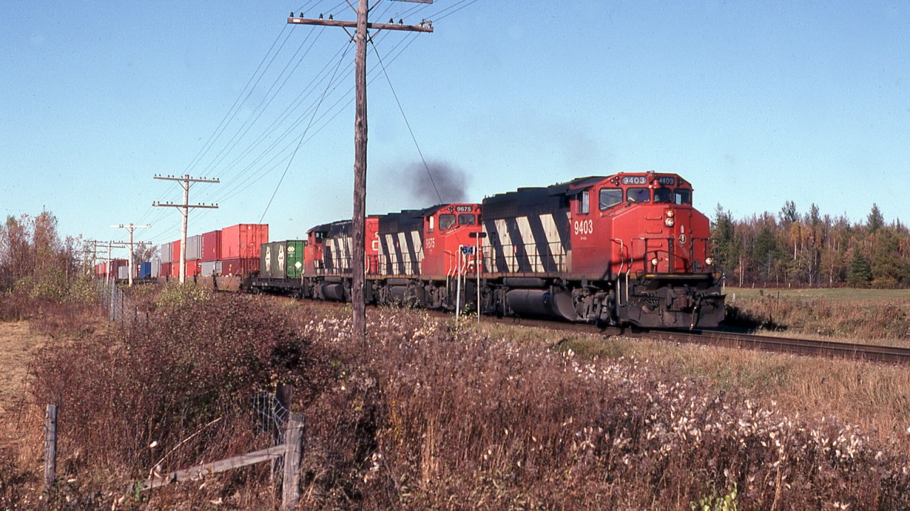 CN 133 with the usual GP 40Ws of those years is approaching the Daveluyville approach signal.