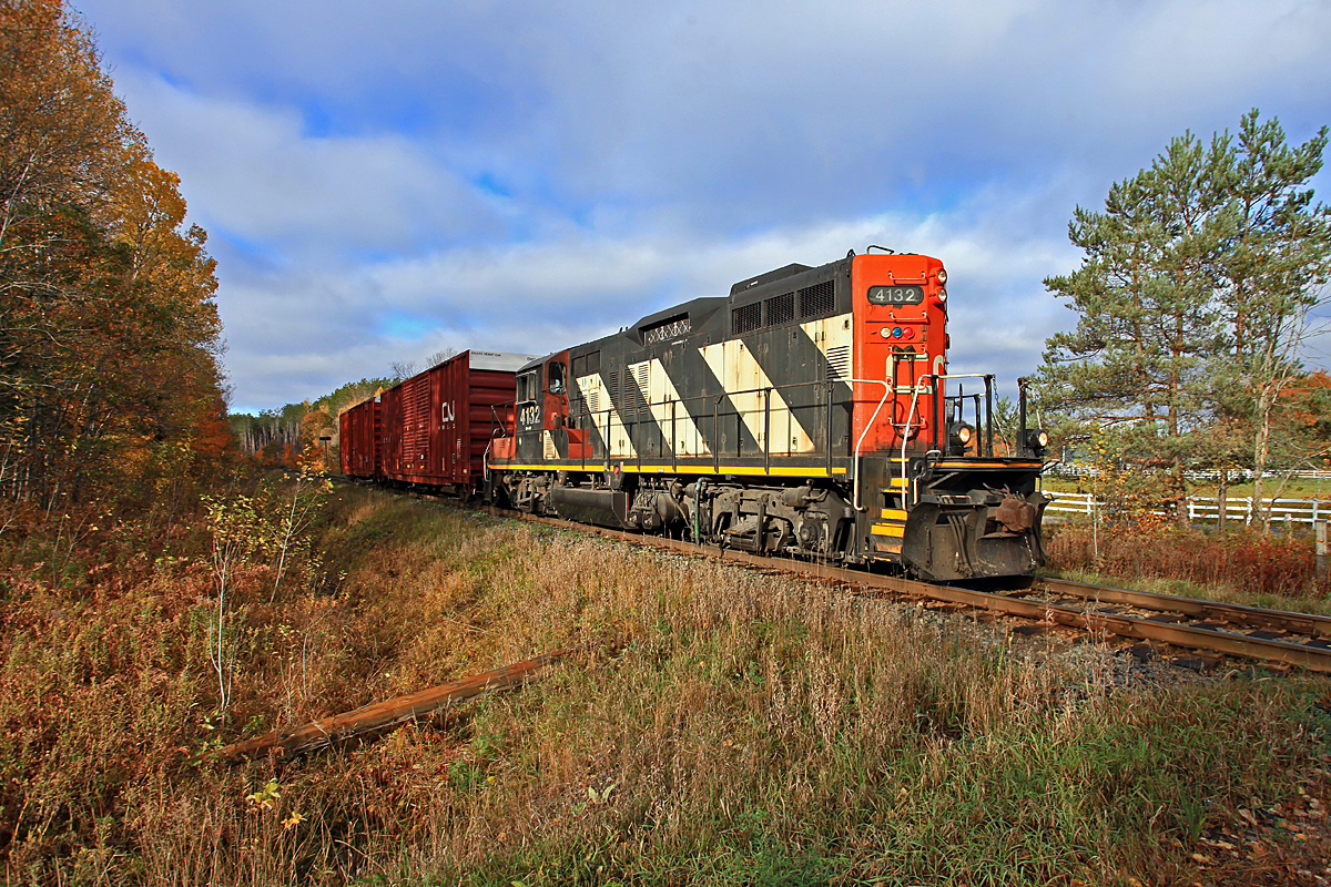 CN 595 approaching Bethune Rd. N. returning to Huntsville with a couple of loads from Panolam in Martins.