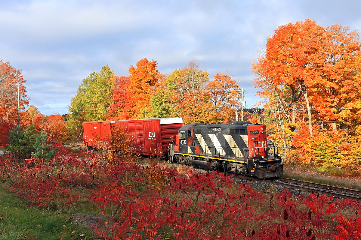CN 595 approaching the south end of Huntsville with a coupe of loads from Panolam in Martins.