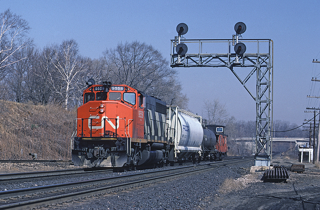 CN GP40-2W 9558 leads #557 through Bayview enroute the tying up in Hamilton Yard.
