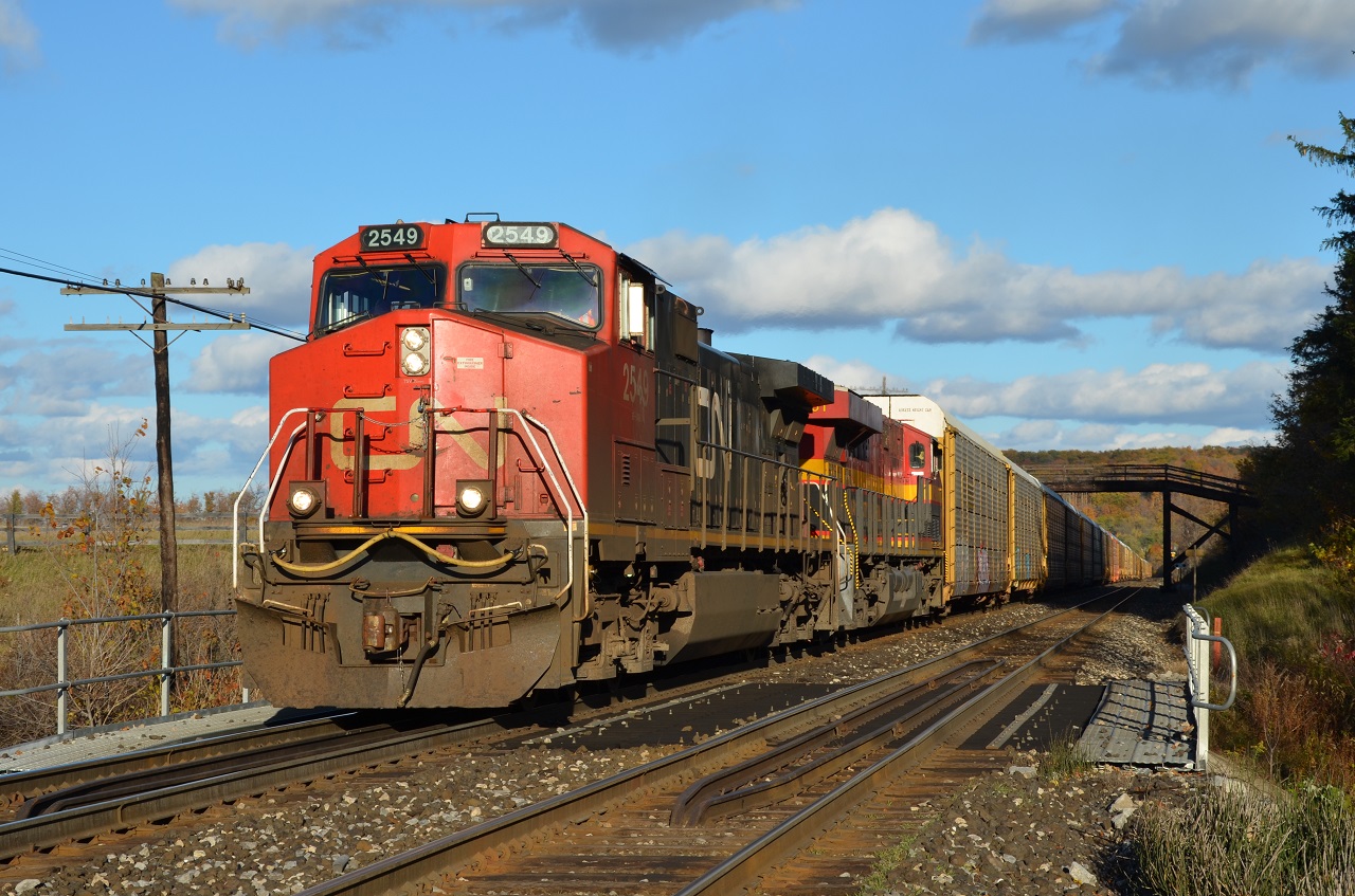 Nothing looks more like fall colours than this pair. Returning once again to CP rails, CN 2549 and KCS 4831 lead CP 147 out of Milton cleared to Wolverton.