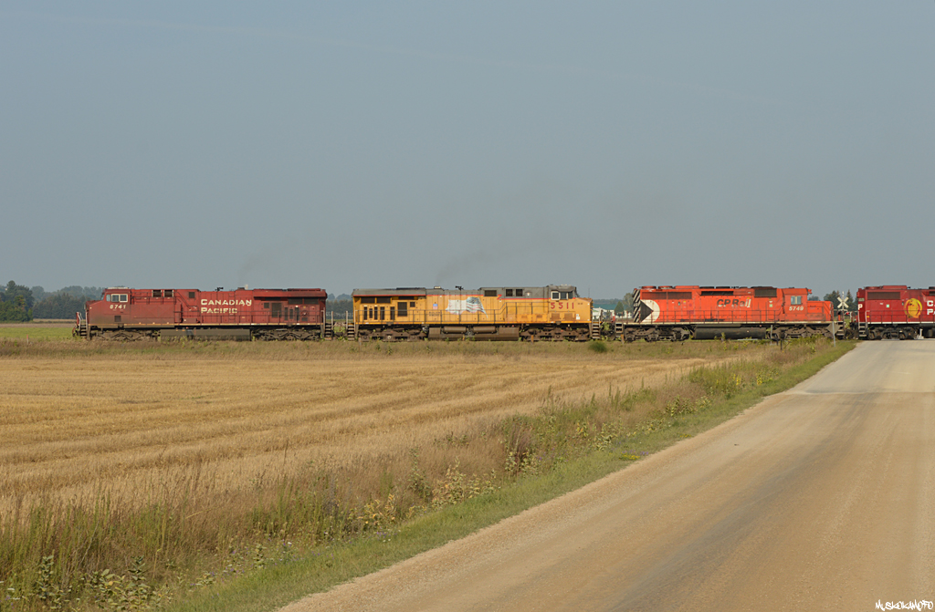 CP 421 stretching ahead while setting off and lifting cars at CP's busy Spence yard, just outside of Alliston's busy Honda plant. After about an hour of work, 421 would depart towards Baxter for a headlight meet with counterpart 420, with CP 8741/UP 5511/CP 5749/CP 3079 on the point of 62 cars.