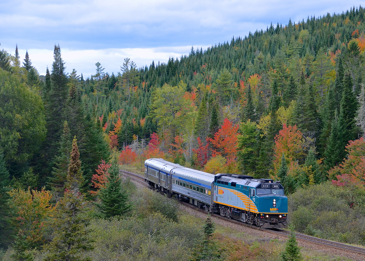 VIA 601 with its normal arrangement of one coach and one baggage car rounds the 'Club Arlau' curve as it approaches the next stop at Rivière-à-Pierre.