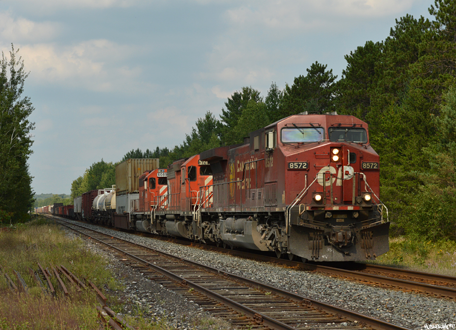CP 420 blasts through Essa with CP 8572/CP 5765/DME 6089 (originally CP 5533) and 85 cars, including 24 on the tail end for Spence. Just ahead they'll lose about an hour in the siding at Baxter waiting for counterpart 421 to finish his work at Spence before they can get their turn into the yard.