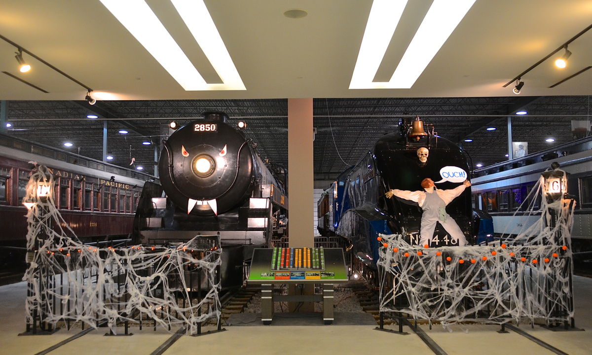 Happy Halloween! CP 2850 (the original Royal Hudson) and LNER 4489 (the Dominion of Canada) are decorated for Halloween at Exporail.