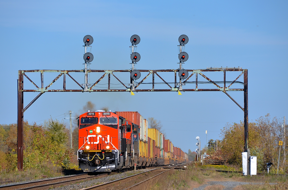 Passing the Valleyfield sub turnout. An extremely late CN 149 is through Coteau with brand new CN 3015 leading. At right is the Valleyfield sub, which CN 327 had taken about an hour before to do a setoff before heading towards Huntingdon.