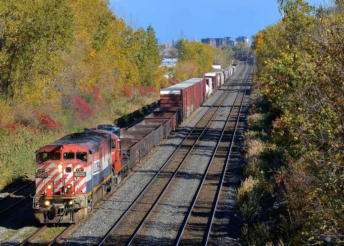 BC Rail Cowl & a GP9. CN 527 has BCOL 4625 & CN 7083 as it approaches Taschereau Yard.