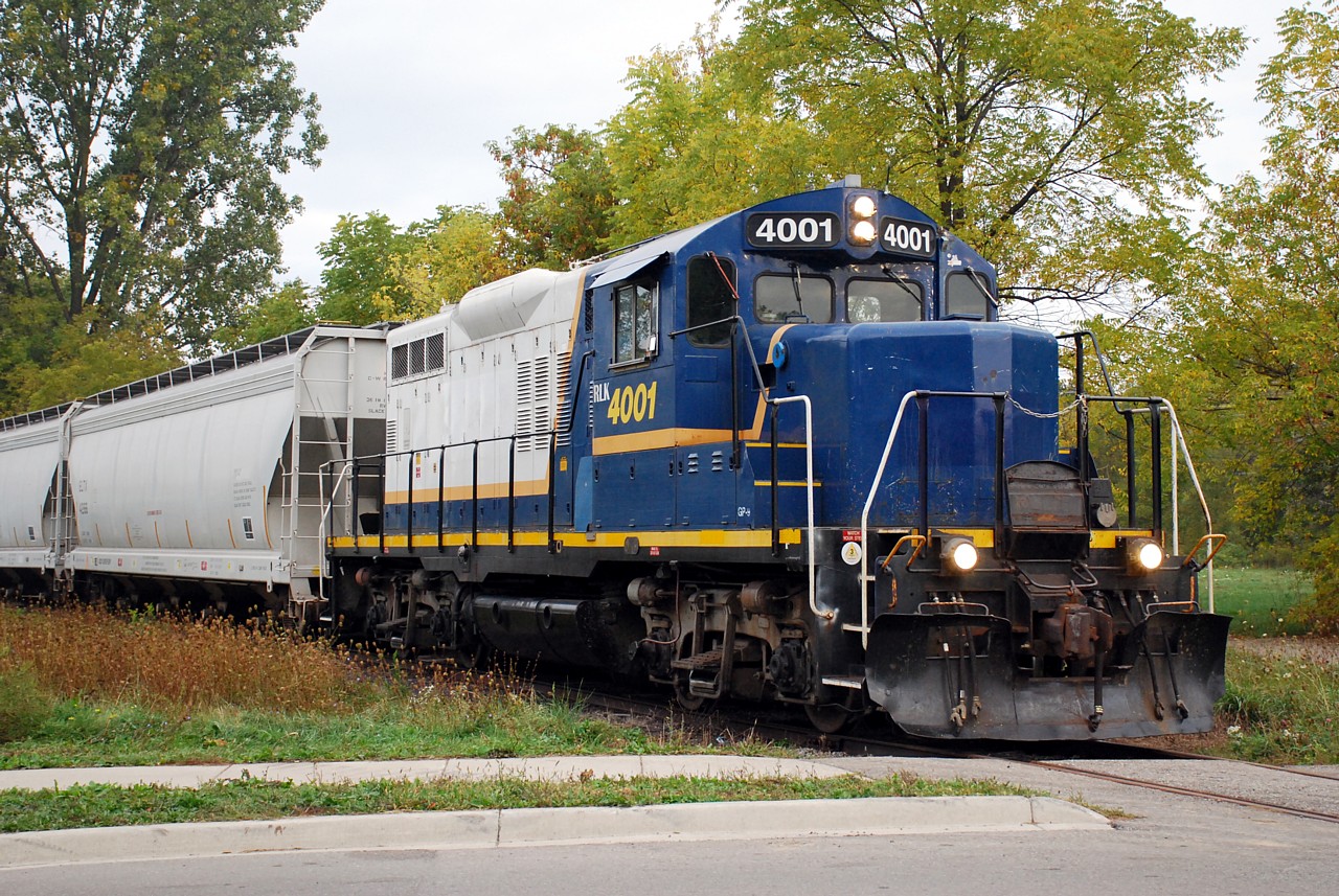 RLK 4001 on Southern Ontario Railway train 496 has stopped at Eagle Avenue to allow for the conductor to get off and protect the crossing before continuing on to Ingenia with 8 cars.