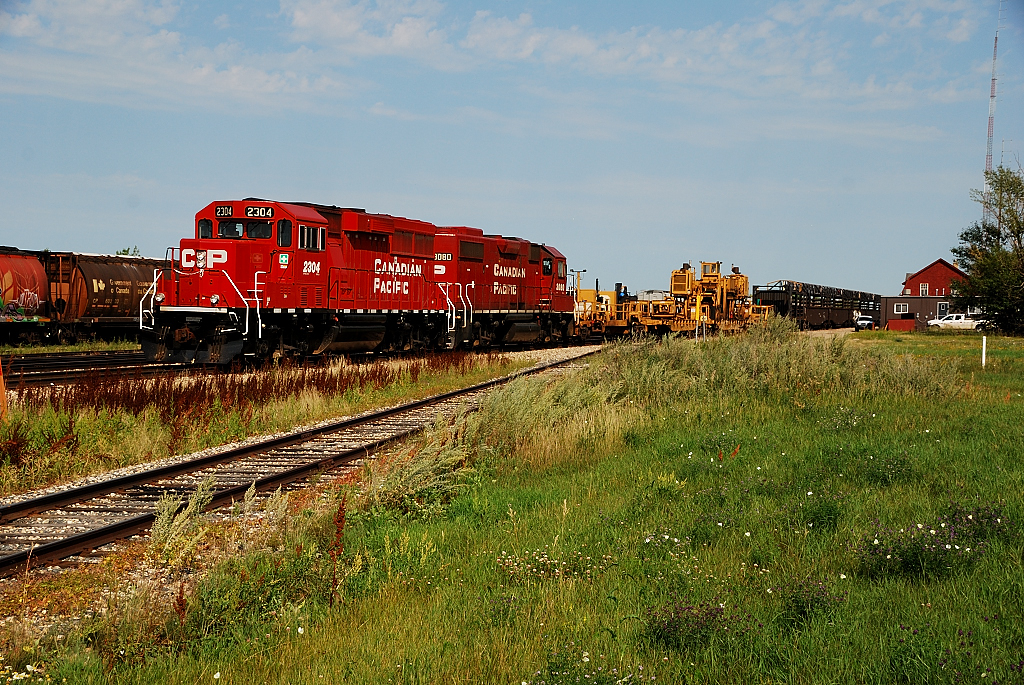 A westbound CP CWR train returns off the Tisdale Sub after dropping rail that was lifted off the Gravelbourg Sub