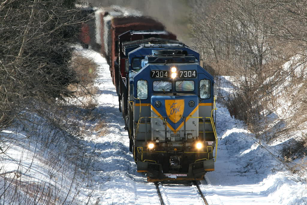 "Do not couple to coupler" well that worked out well...D&H 7304 was sent back to Canada for some repair work - you can see the note just below the coupler, and **unfortunately** had to lead.   Here it is with CEFX/CP units trailing working uphill at MP 64 Thomson drive in Waterdown.