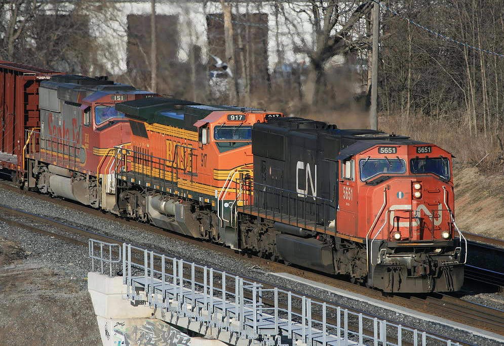 CN 393 was always a candidate for some foreign power.....CN 5651 / BNSF 917 / BNSF/ATSF 151 elephant style passing Lemmonville Rd bridge late afternoon. That ATSF 151 is a long way from it's premier assignments years ago on the Z-199 hotshot between Chicago and San Francisco.