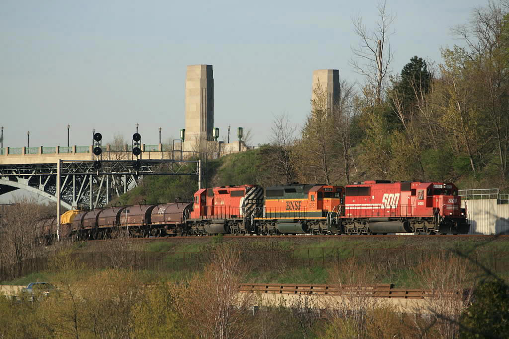 A bit late this day....steel train 426 threads under the High Level bridge with Soo 6051 / BNSF 8057 paying back horsepower hours / CP 6016. Shot from Princess Point.