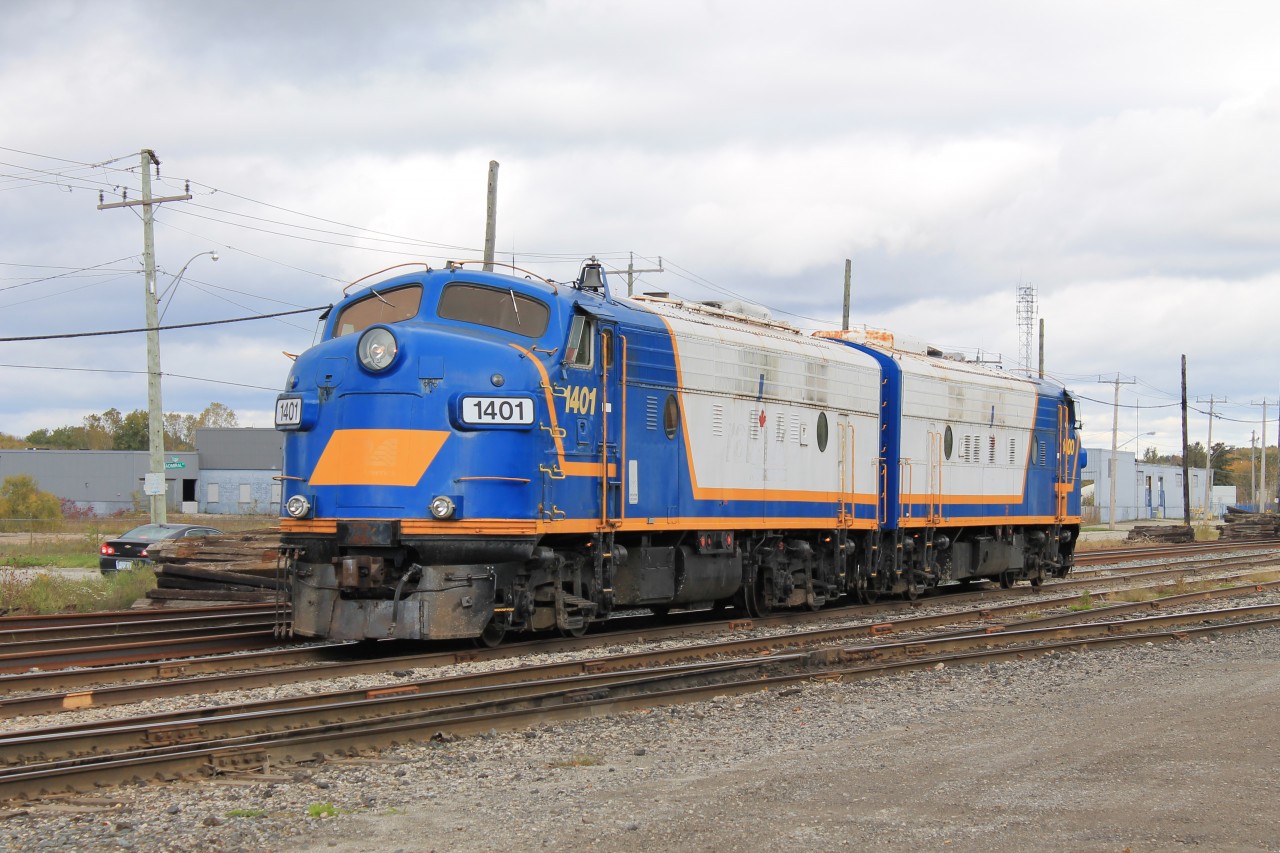 A couple friends of mine met up at the Woodstock train show last weekend. A couple of hours and one empty wallet later we went to do some train watching. We first stopped at the CP MOW depot and found OSR 1401 and 1400 idling in front of the station. We later went to Bayview for the rest of the afternoon.