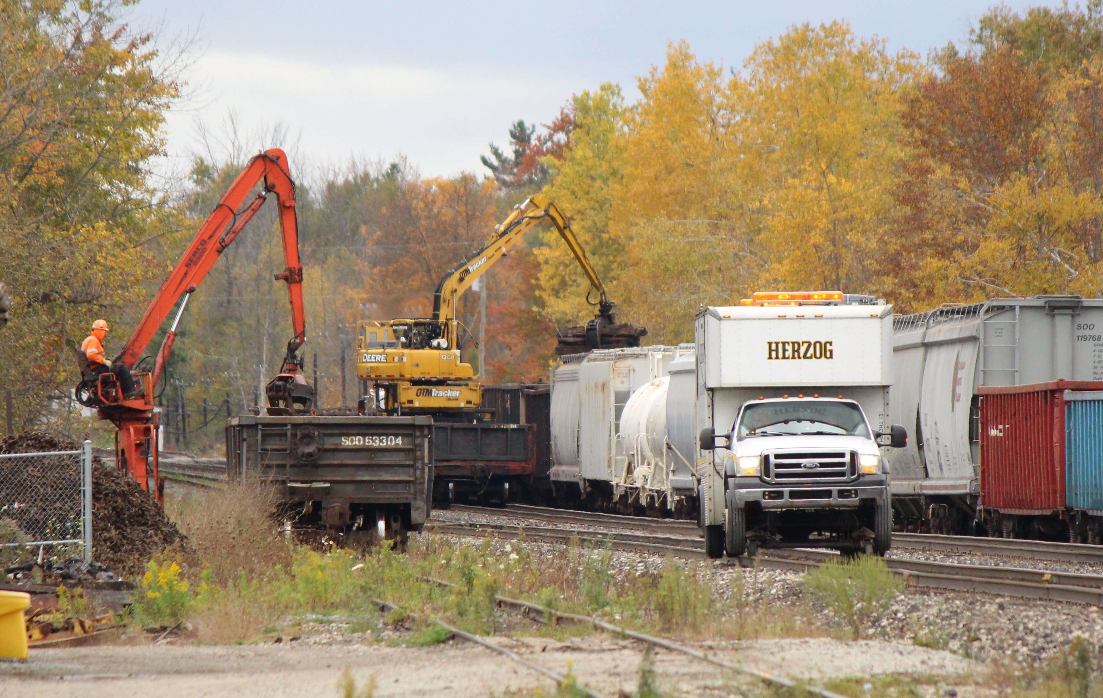 Railpictures.ca BPurdy Photo A flurry of activity in Guelph Junction